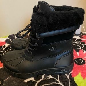 UGG ADIRONDACK I BLACK YOUTH SIZE 4